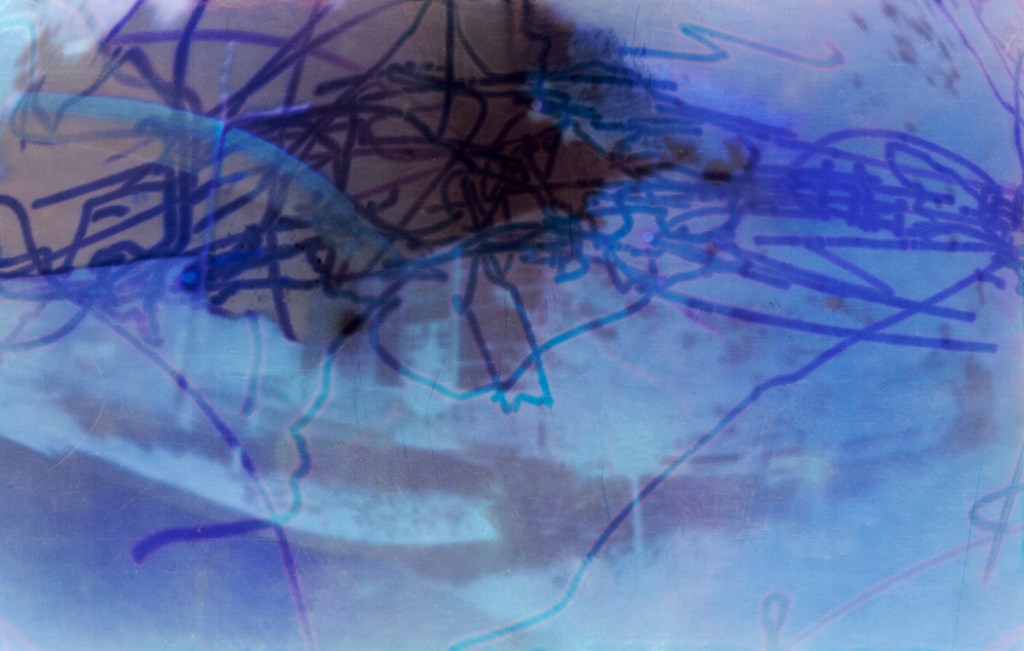 Une image de crayon sur papier bleu.